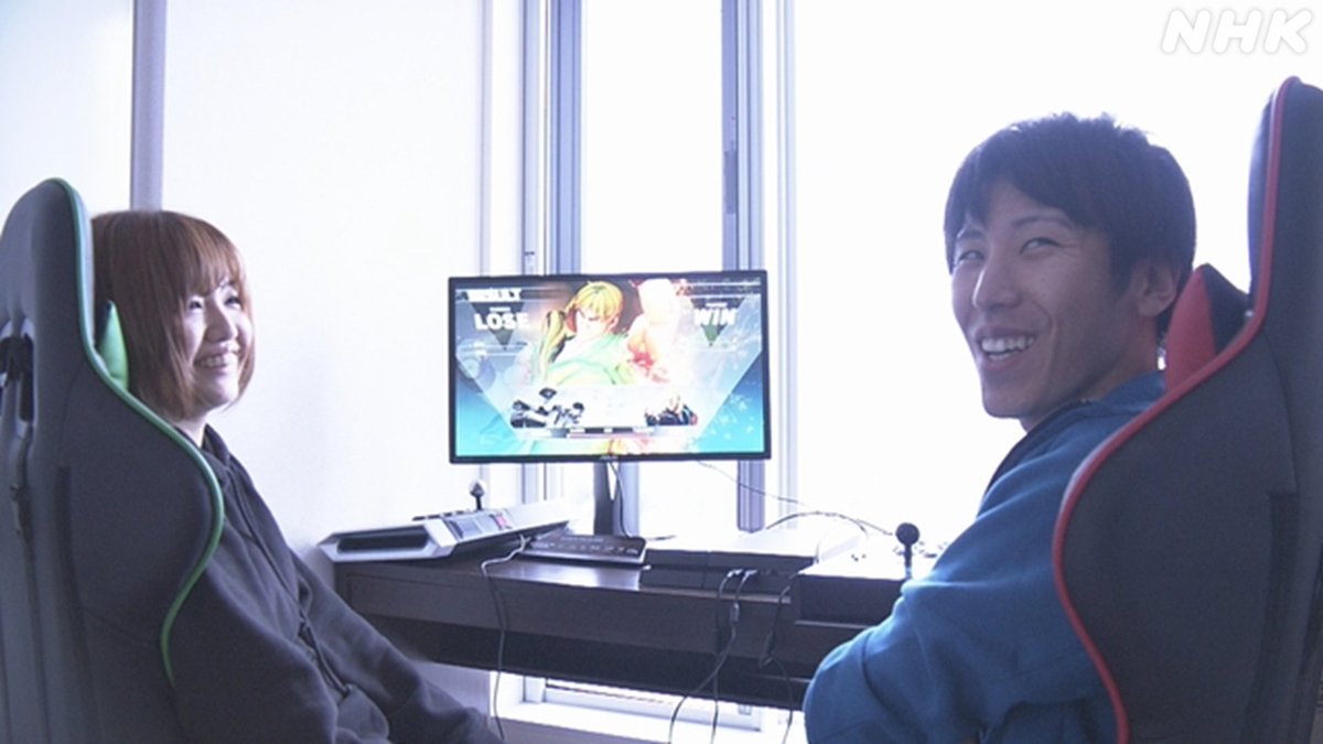 nhk_gamegenome's tweet photo. 【実は…】

「ゲームゲノム」で総合演出を務める
平元慎一郎が約9年前に制作した

ノーナレ
ゲーマー夫婦 1/60秒の夫婦げんか
もNHKオンデマンドで配信中

プロゲーマーの夫婦
ももちさんとチョコブランカさん
二人三脚で世界大会に挑む日々に密着

👇視聴はこちら👇
https://t.co/VElJqxtRGe https://t.co/TMp00cw0Tm