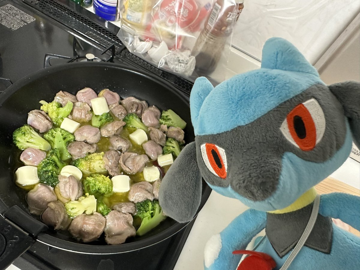 Rioluo0's tweet photo. 砂肝、ブロッコリー、チーズのアヒージョなのだ！張り切って大量に作ってしまったのだ！ https://t.co/hSRhg1M2wL