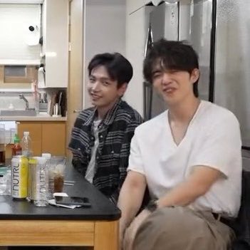 dear_leehanie's tweet photo. JAEHYUN SITTING NEXT TO SCOUPS….CARATDOOR WE ARE WINNING https://t.co/d7dRe6FMj8