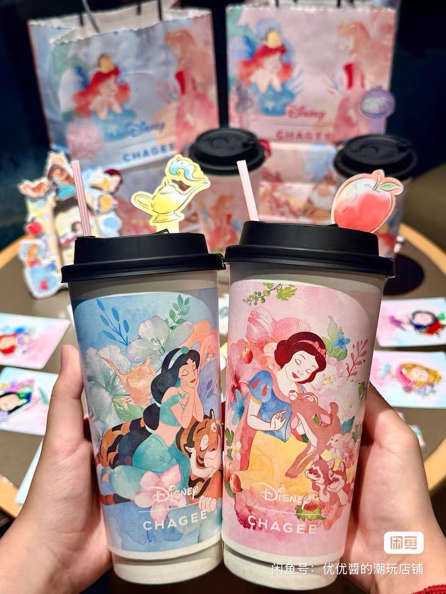 fridayathome's tweet photo. เปิดหิ้วนะคะ Chagee X Disney 

🆕 กระจก 220 ครบเซ็ต 850 บาท 

Magnet 120 ครบเซ็ต 8 ชิ้น 890 บาท 
ที่คั่นหนังสือเซต 4 ชิ้น 160 บาท 
แก้วเซต 4 ใบ 300 บาท 
สติ้กเกอร์เซต 4 ชิ้น 150 บาท 
ถุงใบละ 80 บาท 

All in 1,450 บาท 

ค่าส่งเหมา 40 บาท
รับจำกัดนะคะ ของไม่เยอะค่า 

#linlinxpreorder #ตลาดนัดdisney
