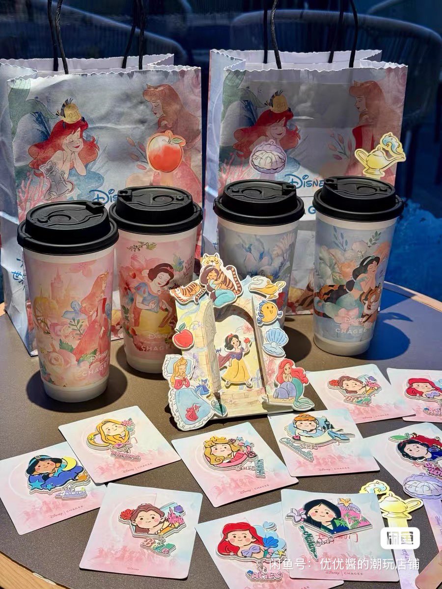fridayathome's tweet photo. เปิดหิ้วนะคะ Chagee X Disney 

🆕 กระจก 220 ครบเซ็ต 850 บาท 

Magnet 120 ครบเซ็ต 8 ชิ้น 890 บาท 
ที่คั่นหนังสือเซต 4 ชิ้น 160 บาท 
แก้วเซต 4 ใบ 300 บาท 
สติ้กเกอร์เซต 4 ชิ้น 150 บาท 
ถุงใบละ 80 บาท 

All in 1,450 บาท 

ค่าส่งเหมา 40 บาท
รับจำกัดนะคะ ของไม่เยอะค่า 

#linlinxpreorder #ตลาดนัดdisney