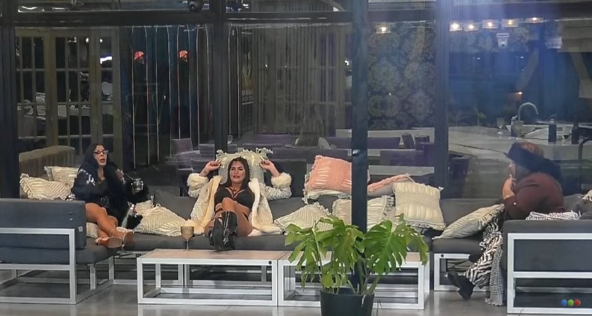ConJdeJefa's tweet photo. Bueno arranco el sueño de Yipio/Luana/Charlotte, dejarla completamente sola y ni dirigirse la palabra! Esto será vengado SOL AL 9009 👑🏆 #GranHermano https://t.co/pZlkfvEgfW