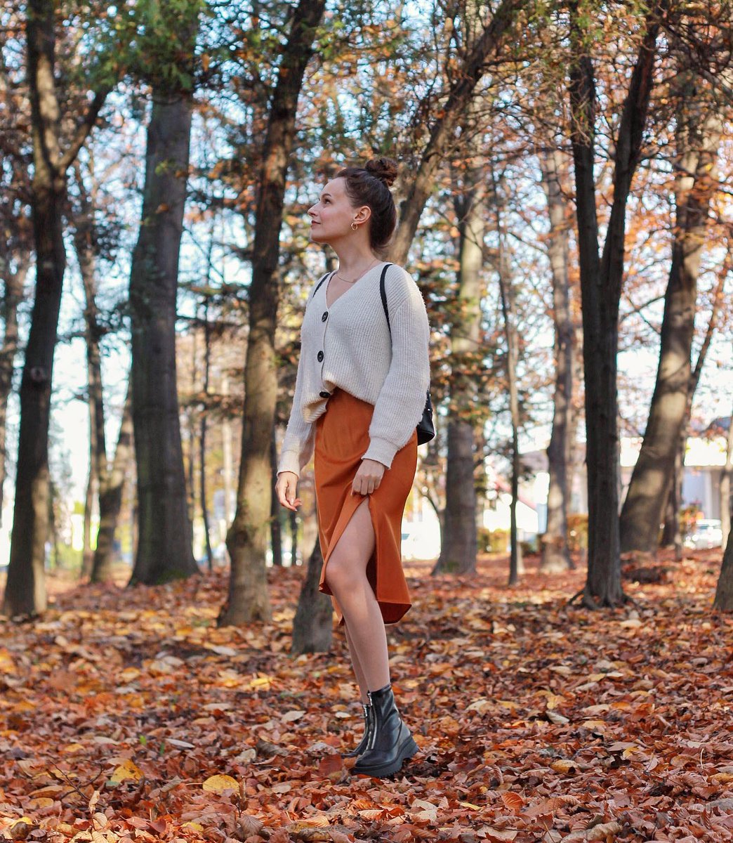 PVH2011PVH's tweet photo. Even though I blend into the background color-wise, the autumn photoshoot is complete. The full post from this session is waiting for you on the blog. https://t.co/hUO5LbA4Px