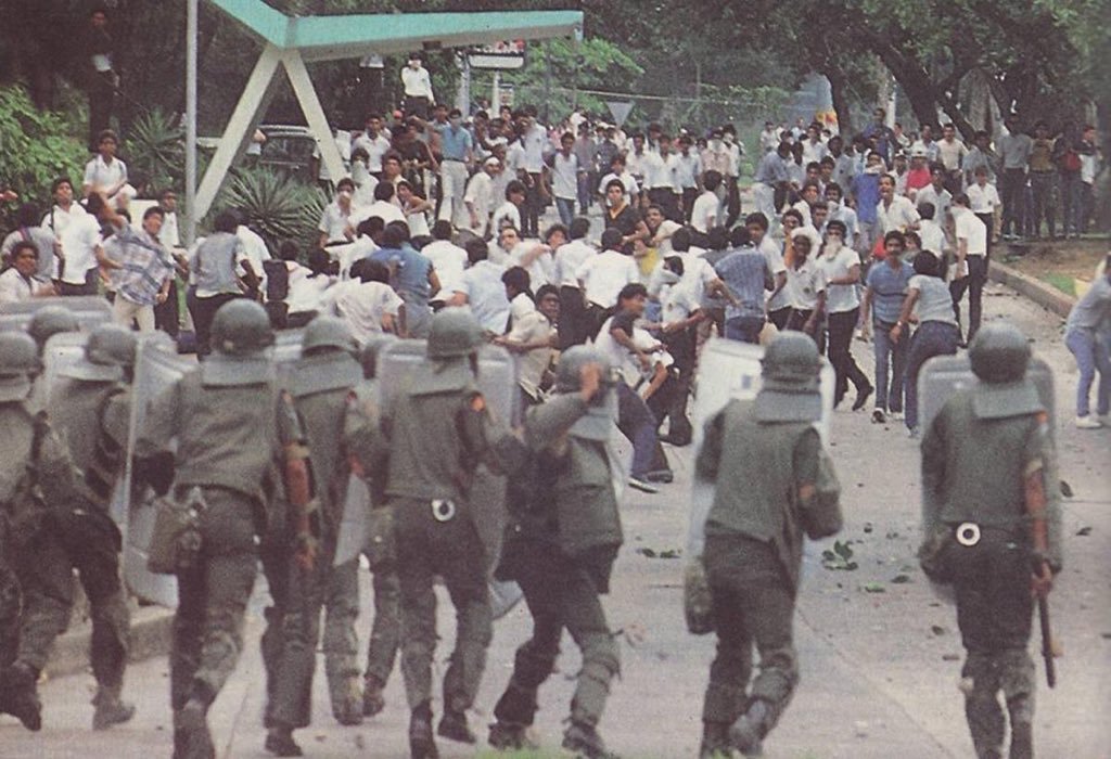 dafablain's tweet photo. Larperos de TikTok: no we es que los 80s era bien chingón we imagínate como hubiese sido vivir en esa época we, mis padres la vivieron, que chido hubiese sido vivir en los 80s we

Los putísimos años 80s en Latinoamérica: https://t.co/fdfguvjXWg