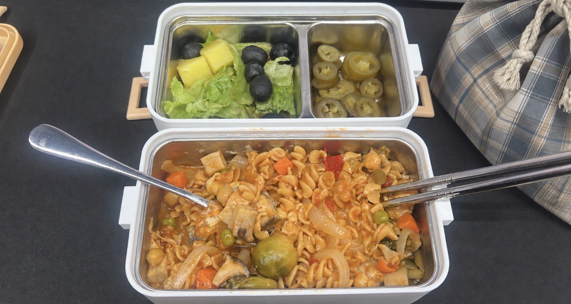 everydaykor's tweet photo. Today’s lunch 🍝

Tomato fusilli pasta with veggies, plus lettuce, olives, and some pickled jalapeños on the side.

Simple, a little spicy, and filling enough for lunch. 😋

#Lunch #Pasta #Fusilli #TomatoPasta #Lunchbox #HomeCooking #EverydayKorea https://t.co/oFSveuBkF7