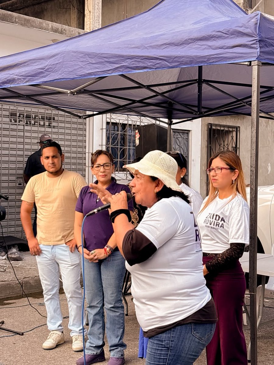 Danielcark3's tweet photo. Gracias por venir al Trinipuerto y escuchar directamente a nuestra gente, Zaida. Así queremos que se trabaje por Guayaquil. https://t.co/XawMZZK2Ym