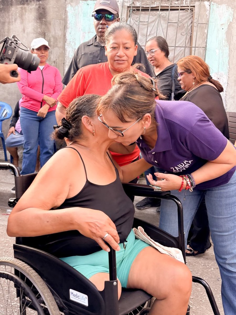 Danielcark3's tweet photo. Gracias por venir al Trinipuerto y escuchar directamente a nuestra gente, Zaida. Así queremos que se trabaje por Guayaquil. https://t.co/XawMZZK2Ym