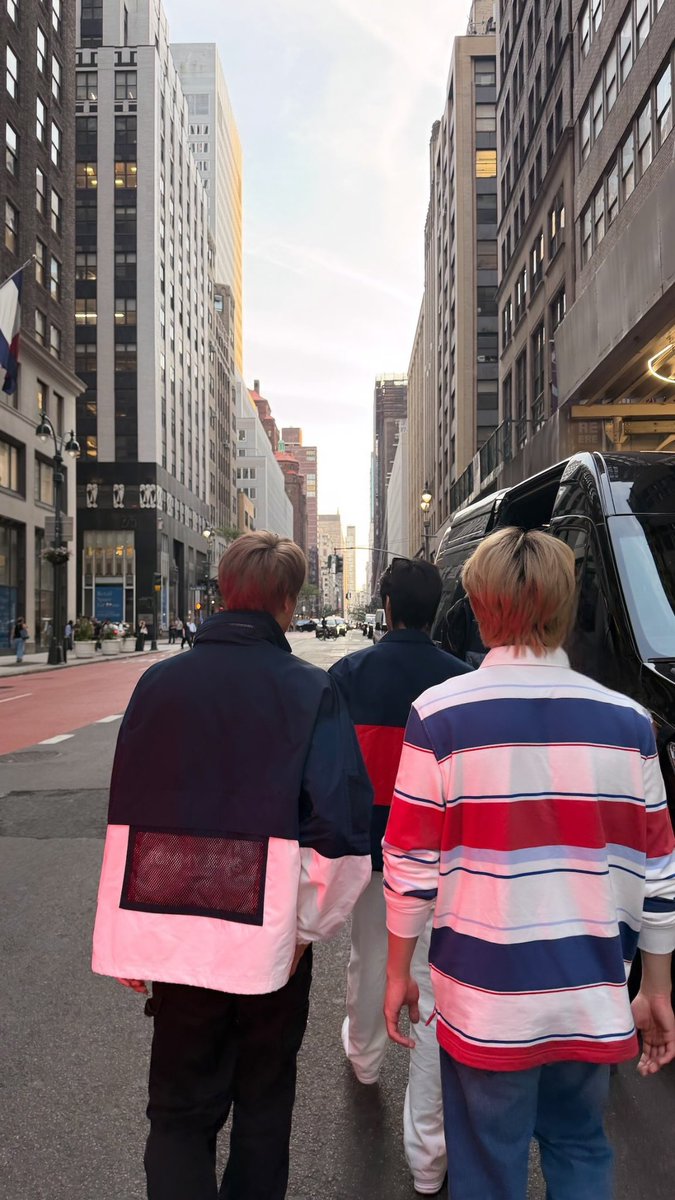 PhuwinOfficial's tweet photo. ٠ ࣪⭑ #TommyHilfigerXPhuwin

แก๊งทอมมี่บอยไปไหนกัน

IGS : kkring_

Phuwin Tangsakyuen from behind, rocking in Tommy Hilfiger’s classic American Prep style

PHUWIN STINT IN NYC

❥@phuwintang🍯
#phuwintang
#TommyHilfiger
#TommyFamily https://t.co/DyvIJ4F4Td