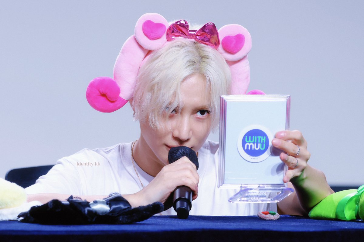 identitykk718's tweet photo. 260906 태민 위드뮤 팬싸 

쿠로미 😈💜
핫핏츄 🤨😄💘💓 

#태민 #TAEMIN #テミン #泰民 https://t.co/GUhPZ2JHhm