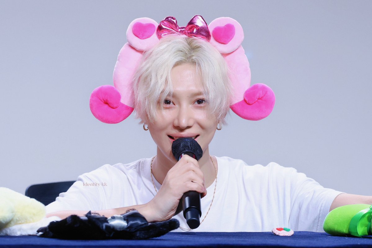 identitykk718's tweet photo. 260906 태민 위드뮤 팬싸 

쿠로미 😈💜
핫핏츄 🤨😄💘💓 

#태민 #TAEMIN #テミン #泰民 https://t.co/GUhPZ2JHhm