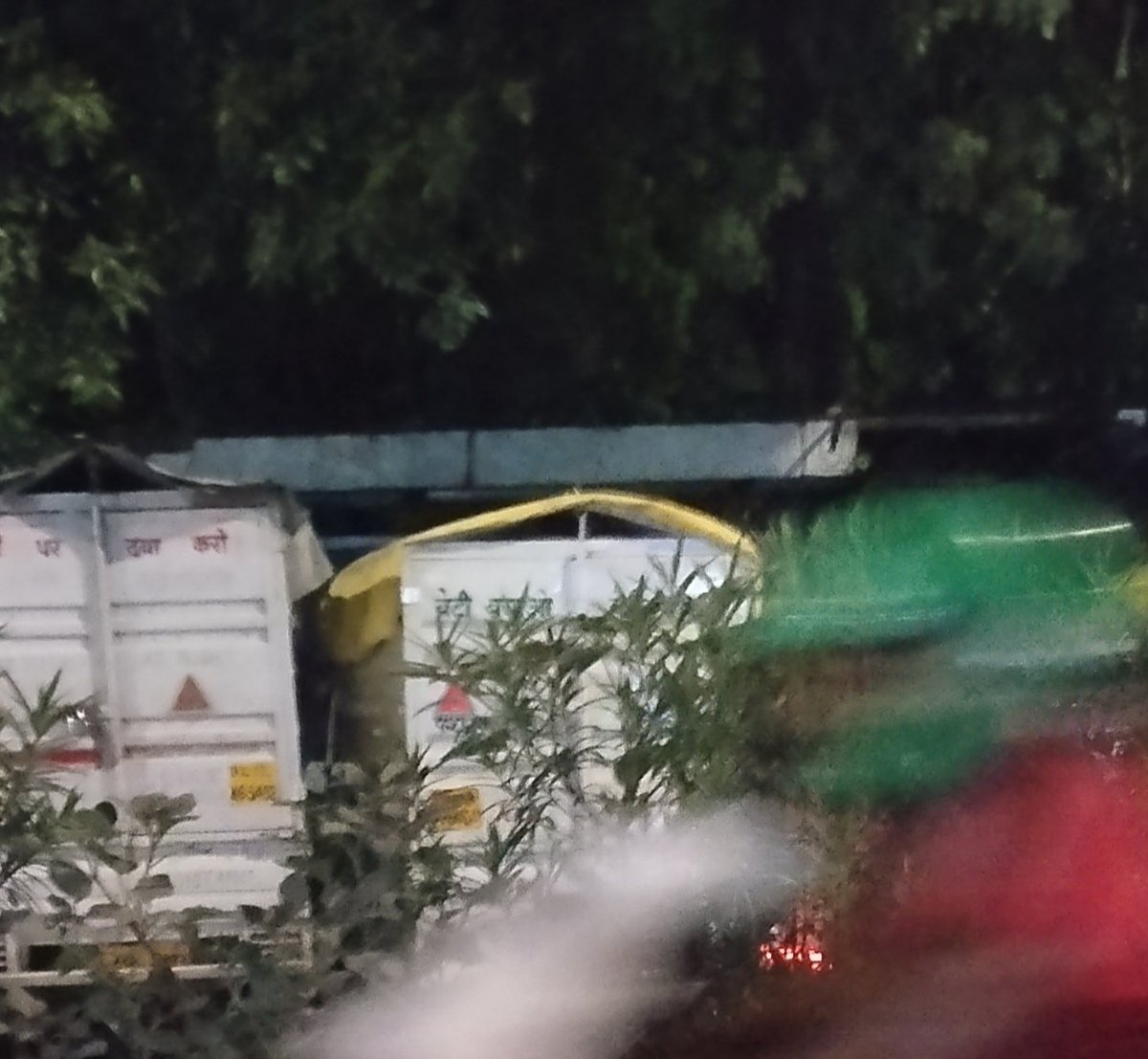 Kushal024189's tweet photo. @dtptraffic @VG_2016 @CPCB_OFFICIAL @CAQM_Official @NHAI_Official @nitin_gadkari @OfficeOfNG @PMOIndia @LtGovDelhi Sir, this is Kalkaji DDA Flat Bus Stand, the car is parked here. There is no standing space for passengers. https://t.co/b4owFttYJm