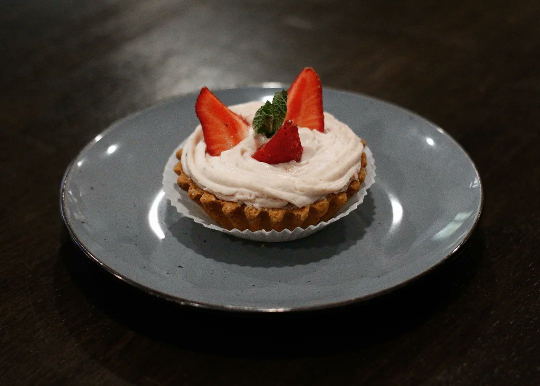 SanHarry1D's tweet photo. Strawberries + cream + light + silence before someone ate the subject of the shoot. https://t.co/BlDldepPMw