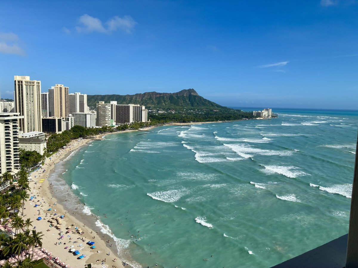 og2um's tweet photo. ハワイアンなワンピースをゲット！
そしてめちゃめちゃ絶景だあああ🌺🌴 https://t.co/F2zPzb8Rfy