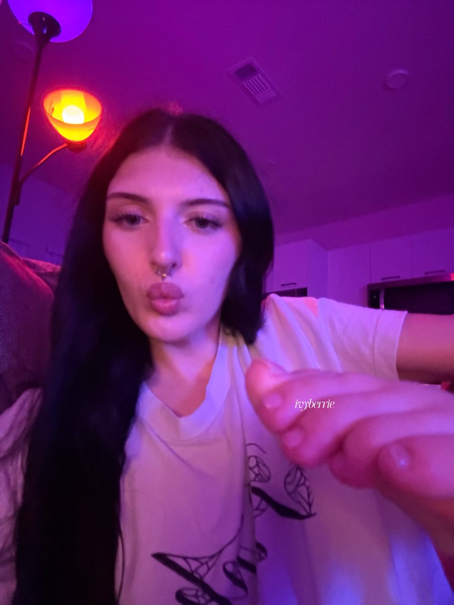 ivyberrie's tweet photo. drool over my low quality toes loser https://t.co/y4tlWNCAuP