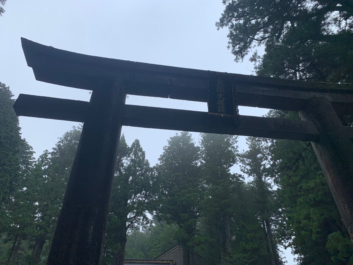 Zigxas's tweet photo. 日光東照宮です。
家康公が祀られている場所で、陽明門、眠り猫、三猿など平和にまつわる彫刻とかが沢山あります。
妖怪捕物帖では5-8巻にかけて「月光妖照宮」として登場し、妖怪お江戸に恨みを持つ妖怪、天怪の拠点として使われました。
最新刊の21巻ではその部下である赤目が登場しています。 https://t.co/cPQlbvpLMR