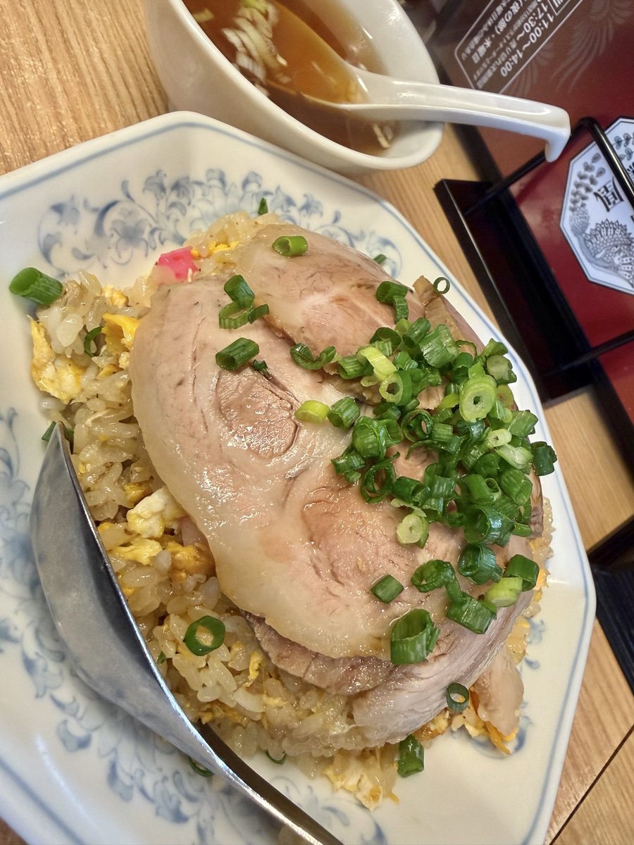 oshiri_soft's tweet photo. 群馬イチのチャーハン☝️
の書込みを見たからにはと🚛💨
積込み前の11時半
なんとか並ばず入店
鳳凰炒飯1250円(税込)
エビ炒飯とかでも良かったかなー
思たけど
これにして大正解💯
炒飯パラパラやけど絶妙なしっとり具合
上にのってる焼豚がめっちゃ柔らかい♡
味付けも良い塩梅☺️ｳﾏ！
#中華料理鳳凰 https://t.co/pUyQf7ORU8