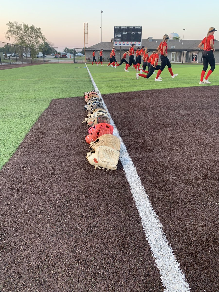 UCMJensSoftball's tweet photo. Under the lights on the full turf = perfect night β€οΈβπ₯β¨ #WEFE #RollJens https://t.co/cdQBZqPFYZ