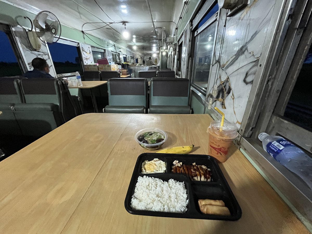 WKFKjiro's tweet photo. バンコクから寝台列車に乗って、タイとマレーシアの国境、Padang Besar(パダンブサール？)に到着
タイ国鉄の旧型の寝台車には初めて乗りました。日本の開放A寝台に近いですが少し独特な内装。食堂車付きです
国境を越えてすぐ終点。ホームで両国の出入国審査を受ける「一地両検」スタイルで🇲🇾初入国！ https://t.co/NJIz9EFbsZ