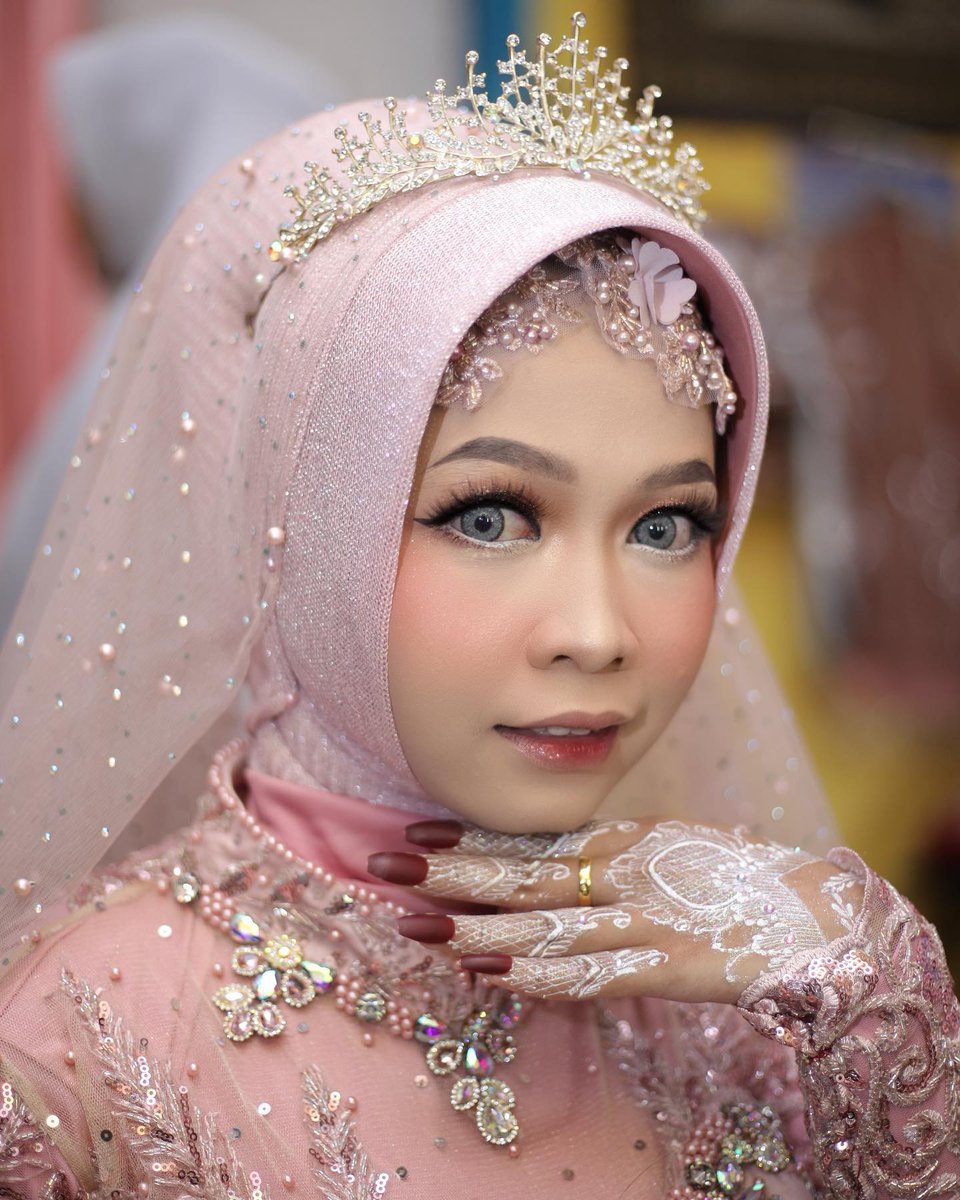 oliveirah78's tweet photo. Bride Alfiyah’s wedding. Makeup and attire by @apriliaadwi24_. Henna art by @att. tiat_hennaart. Photos by @sudirman0807. Book now via WhatsApp: 087872894503. No calls. https://t.co/EM735022LG