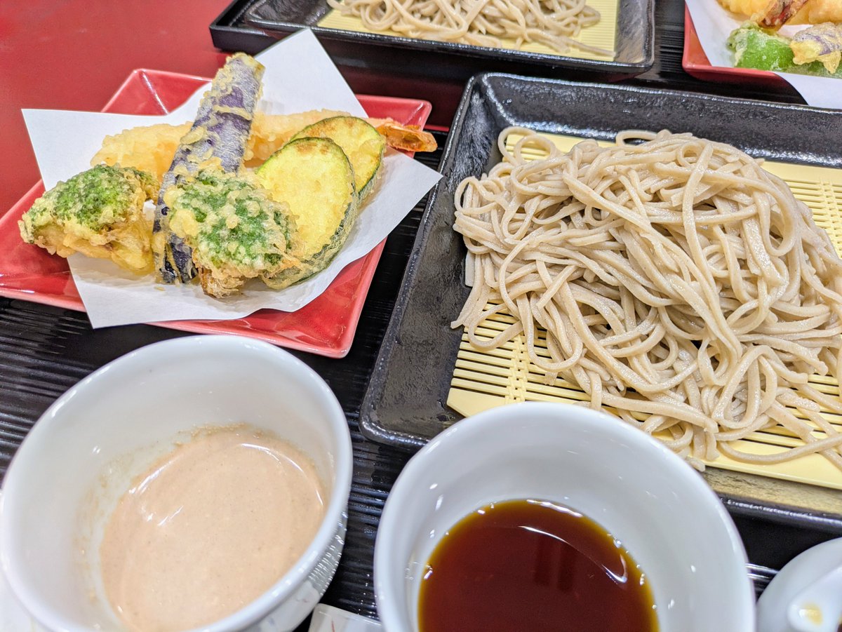 onene's tweet photo. お昼は長野名物のお蕎麦
くるみのつけ汁めちゃ美味しかった
蕎麦は十一蕎麦
そば粉に対して一割りの小麦粉のつなぎ
コシがあって喉越しが良く好みでした https://t.co/Vs33ug46sq