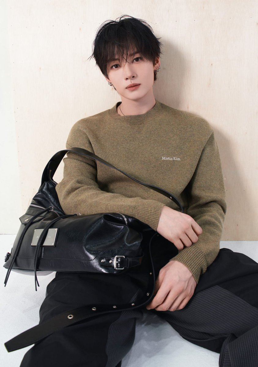 minchnlove's tweet photo. Guys, I want to let you know that this is Chan's wife https://t.co/MVoC2YSl6f