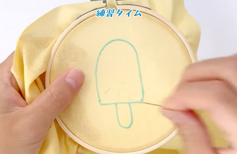livedoornews's tweet photo. 【マインドフルネス】100均グッズで始める刺繍、糸の長さがポイント
https://t.co/uxxvf8VqY2 

刺繍作家のChicchi氏が初心者向けの練習方法を紹介。糸は1mだと長すぎて絡まりやすく、50cmほどに切って使うのがコツだそう。針に糸を通す際は、指先で挟んで針穴に押し当てる方法も紹介しています。 https://t.co/p9NJesspcR