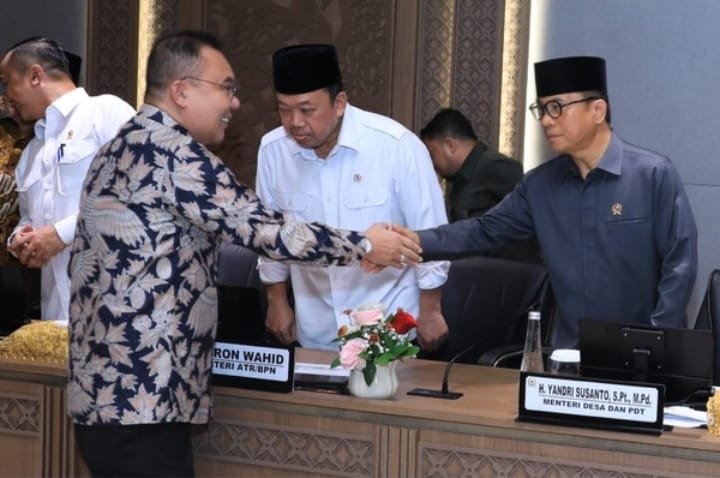 BankirNew's tweet photo. MENTERI DESA PDT Yandri Susanto  merekomendasikan sejumlah solusi untuk menangani konflik agraria yang terjadi di desa, khususnya yang berada di dalam atau berbatasan langsung dengan kawasan hutan
#Desakawasanhutan #KemendesaPDT #BangunDesaBangunIndonesia https://t.co/p1QYC0Di51
