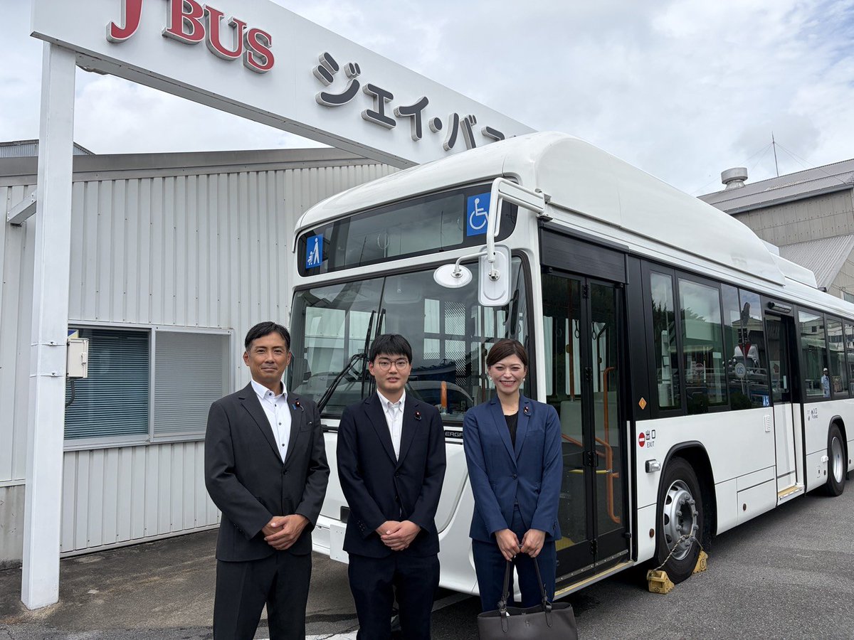 osada_koichiro's tweet photo. 昨日は「バス議員連盟」にて、ジェイ・バス株式会社・宇都宮工場などを見学いたしました。国産電気バスの普及促進等、公共交通を取り巻く諸課題に、引き続き取り組んでまいります。
#いすゞ #EV #関東自動車 https://t.co/JUtCuj9Ji6