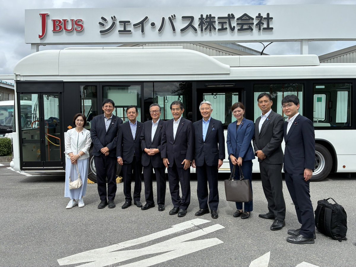 osada_koichiro's tweet photo. 昨日は「バス議員連盟」にて、ジェイ・バス株式会社・宇都宮工場などを見学いたしました。国産電気バスの普及促進等、公共交通を取り巻く諸課題に、引き続き取り組んでまいります。
#いすゞ #EV #関東自動車 https://t.co/JUtCuj9Ji6