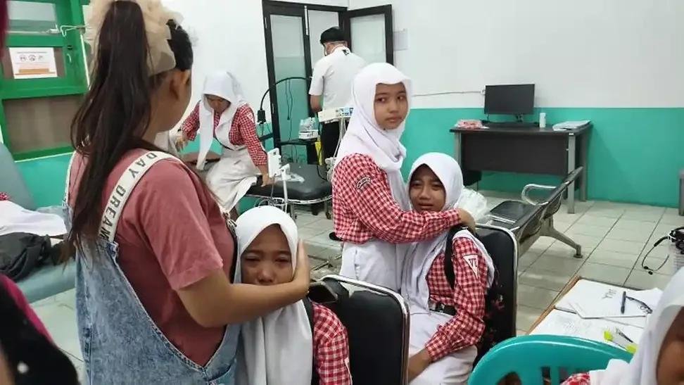 bismillahyuk_'s tweet photo. ⚠️ Darurat Racun MBG ‼️

HARI INI 127 Siswa Siswa dari SMPN 1 Gembong dan MTsN 3 Pati dilarikan ke Puskesmas Gembong dan RSUD RAA Soewondo karena diduga mengalami keracunan usai menyantap menu proyek MBG.

"BETAPA HINANYA HARGA DIRI ANAK ANAK KITA DI MATA PEMERINTA " 🥹🥀 https://t.co/cF73YHM4ib