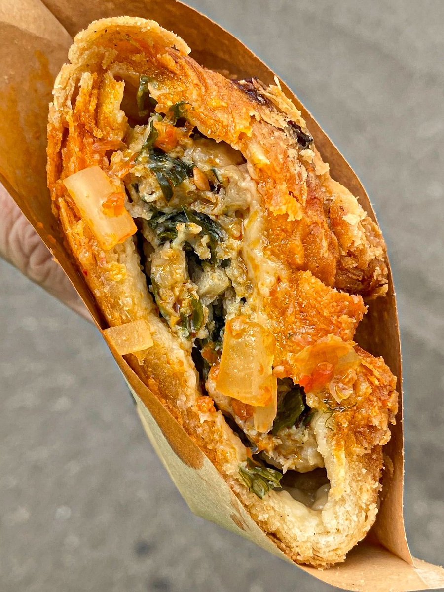 AhmetTekinxz4u's tweet photo. Craving something crispy u0026 savory This street-style fried chicken skewer with fluffy flatbread hits different after a long walk! https://t.co/vTbwrvXrkl