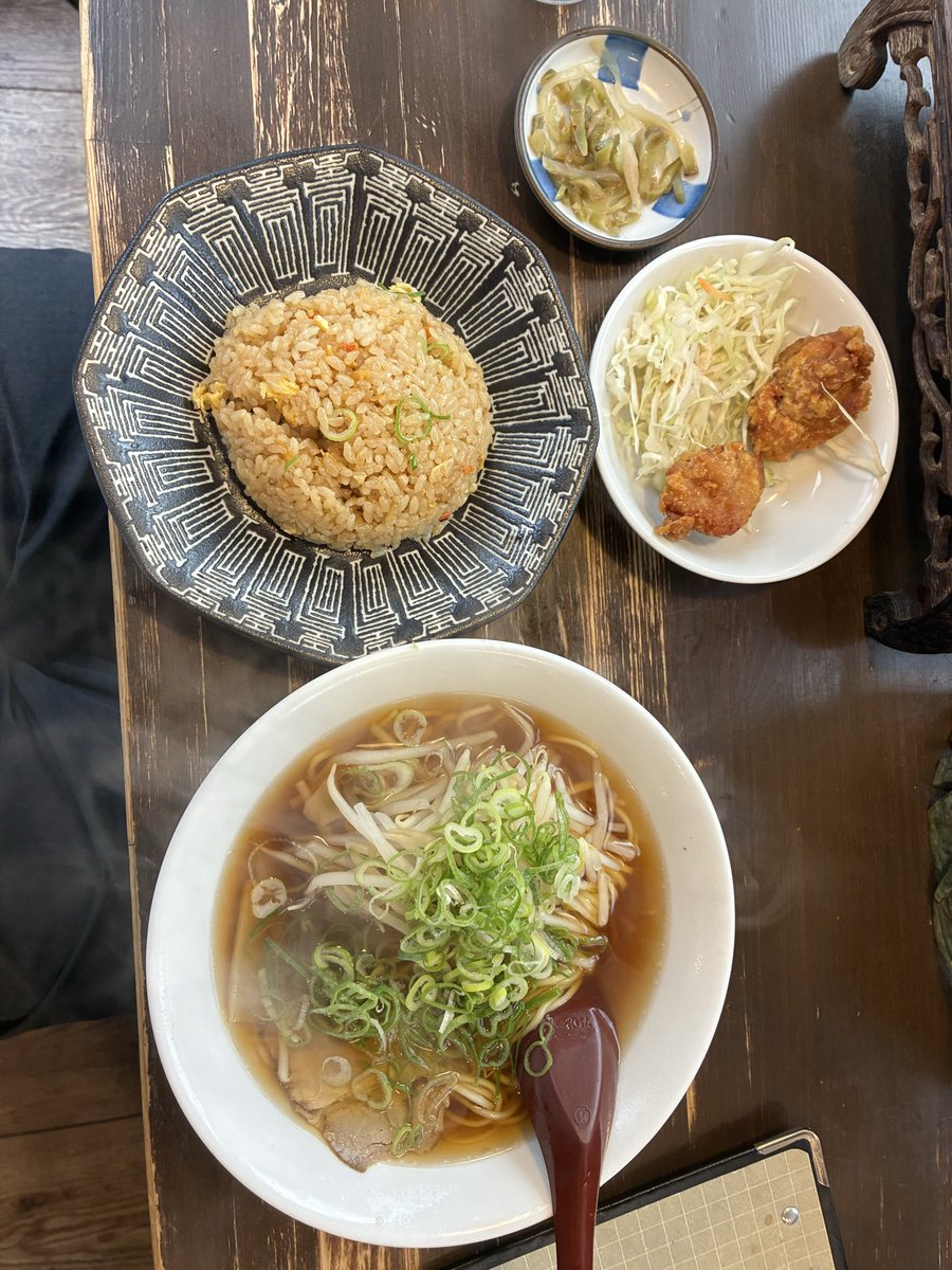 jinzai_support2's tweet photo. 社長の昼ごはん！
ラーメン一杯1000円を余裕で超える心斎橋の商店街で、このボリュームで980円！
味、ボリューム、価格、大満足ですね。
商品の値付け、顧客からの支持を得られるか本当に難しいですね。マーケティング力を養って行きたい今日この頃です。 https://t.co/36cskP4RC5