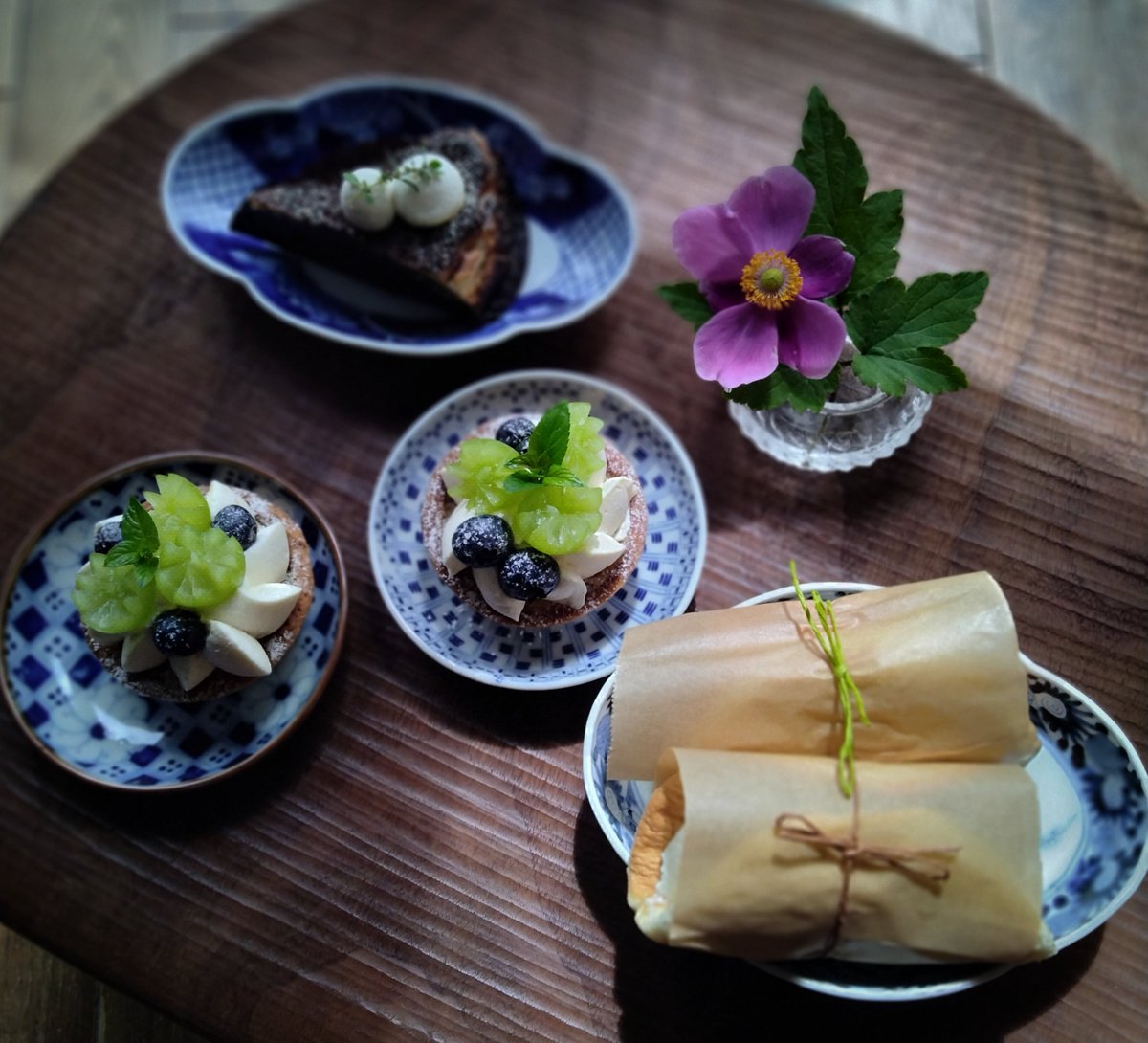 fikakiko's tweet photo. こんにちは。風が強いですね。本日は���ャインマスカットと檸檬のタルト、オムレットcake（メロン、ブルーベリー、小豆あん ）、蜂蜜のチーズcake、黒糖のプリンをご用意致しました。お出かけの後のお茶の時間にぜひどうぞ。 https://t.co/fJX0y0bfaY