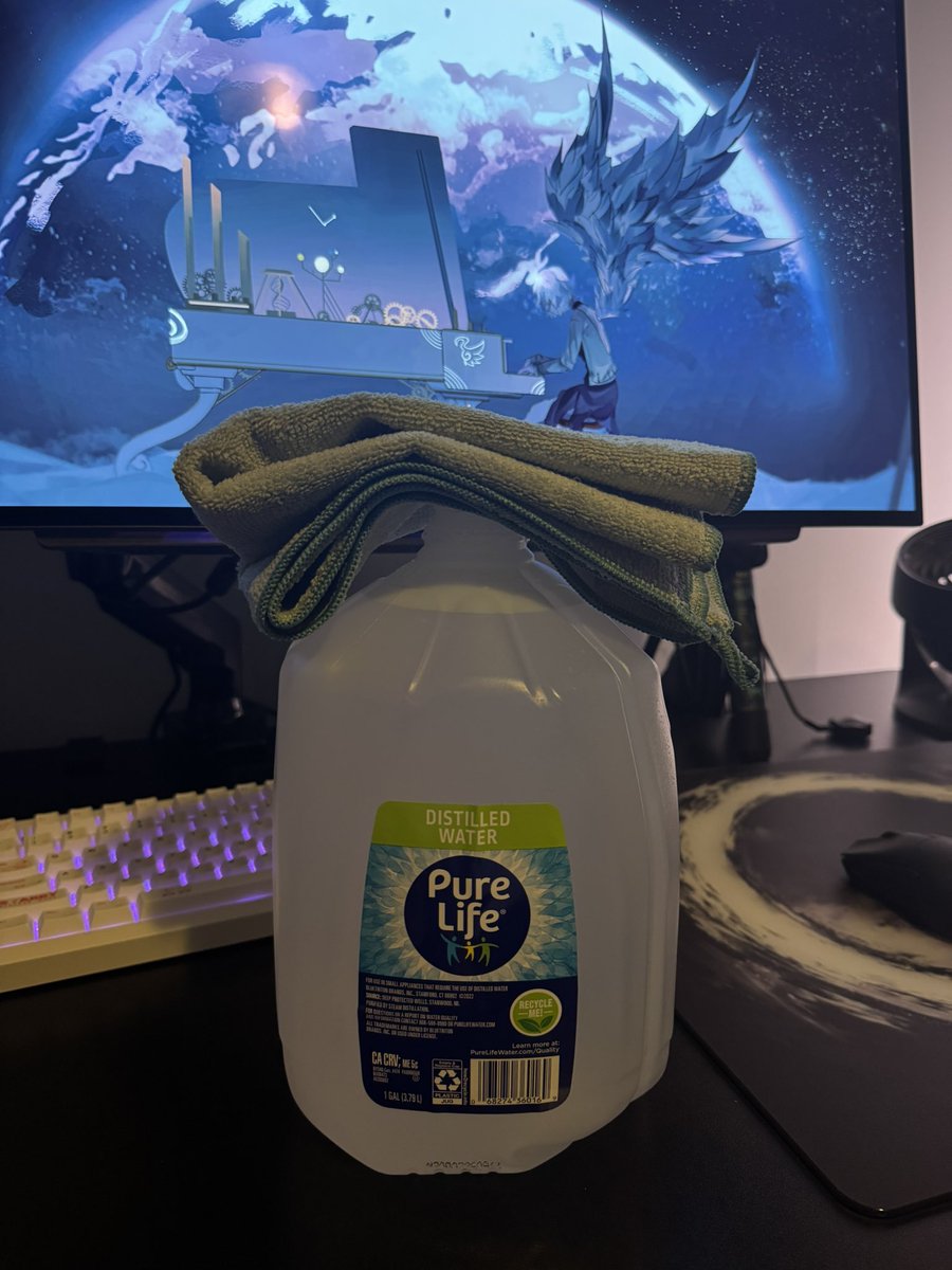wexosu's tweet photo. if you guys are wondering how i cleaned it, i just used a microfiber cloth with a little bit of DISTILLED water (yes i bought an entire gallon just for this i couldnt find a smaller bottle) https://t.co/XXCha516ir