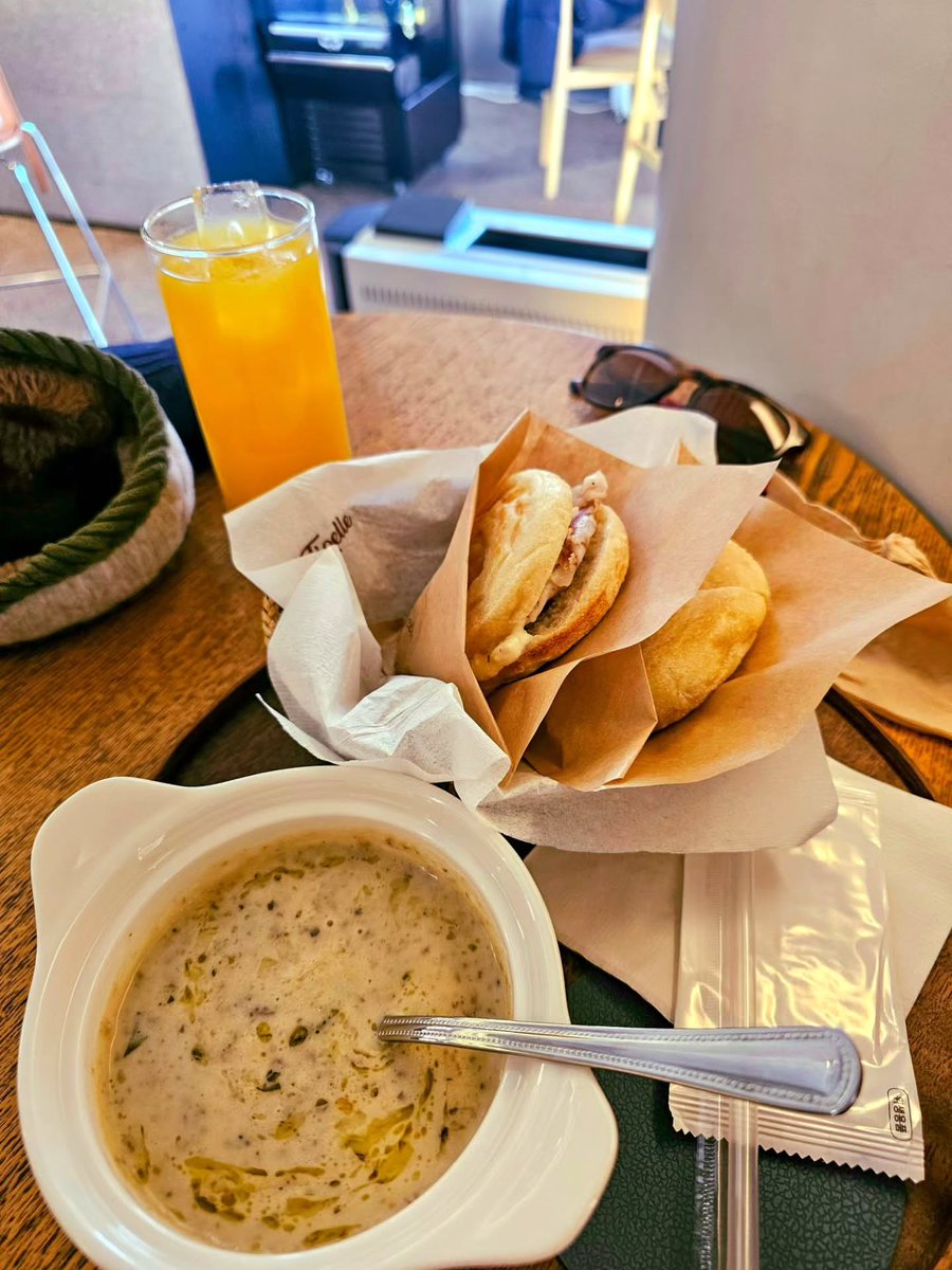 flor_garro's tweet photo. Itaewon, Seoul, South Korea 
January 2024 
No matter how many miles I travel, home is always just a call away. Exhausted after exploring Seoul, hearing my mom’s voice brought me the peace and comfort of home. https://t.co/2zmZkn4Avo