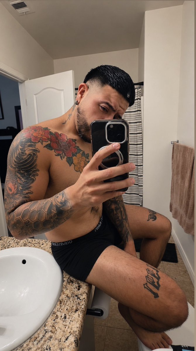 MrNotoriouss's tweet photo. Goodnight 😘😴💤🌙 https://t.co/S1sYVQUBah