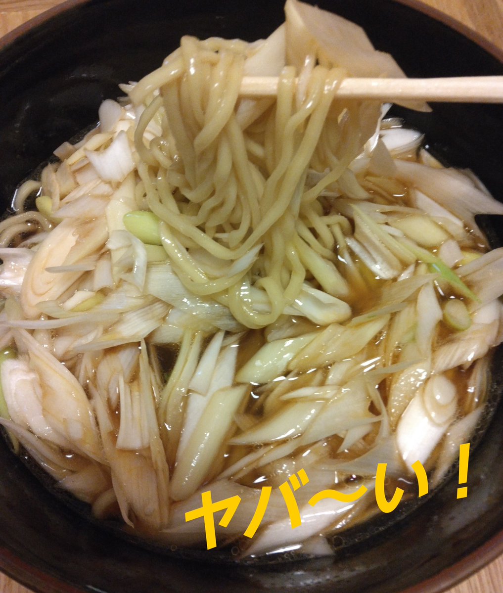 Miumon2's tweet photo. おはようウエンズデー！
昨日から湿度が高く少しバテ気味です！今週いっぱい続くようで身体持つかなぁ！
ランチポストはそんな疲れてる身体に刺激を！ゴロゴロ葱葱ラーメン！胡麻油のパンチも効いてて最高です！
日本全国豪雨災害が今後も続きそうなので最大限に注意してください！ https://t.co/UWttIccAI8
