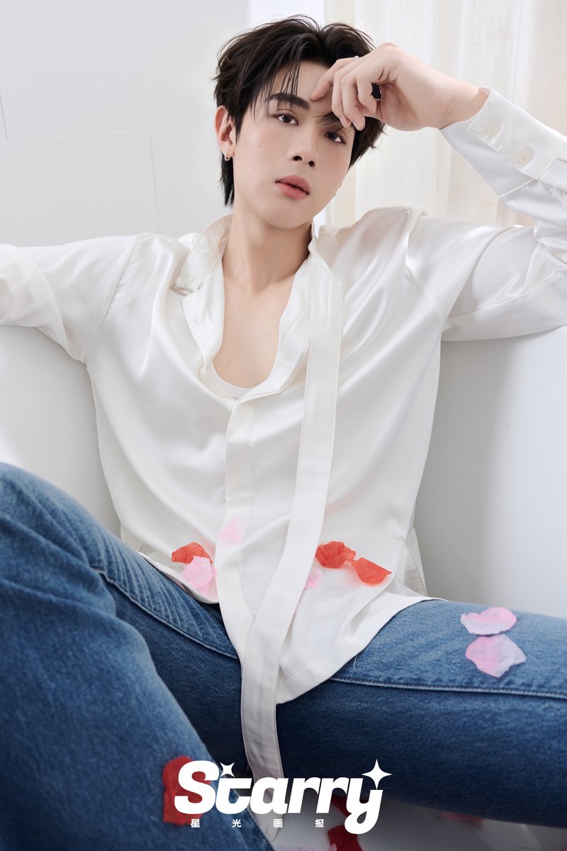 Starryhongkong's tweet photo. #ToptapMinlee 心动失重大片
@JARUKiTzX96 @mii_iin_
花瓣洒满浴缸，晨光穿过泡沫。
在引力失效的瞬间，他们互为依托，失控的心跳终于有了归宿💜🩵
#Vitomin 
#TOPTAPJarukit #MINLEEthanakorn https://t.co/THzzTEgsne