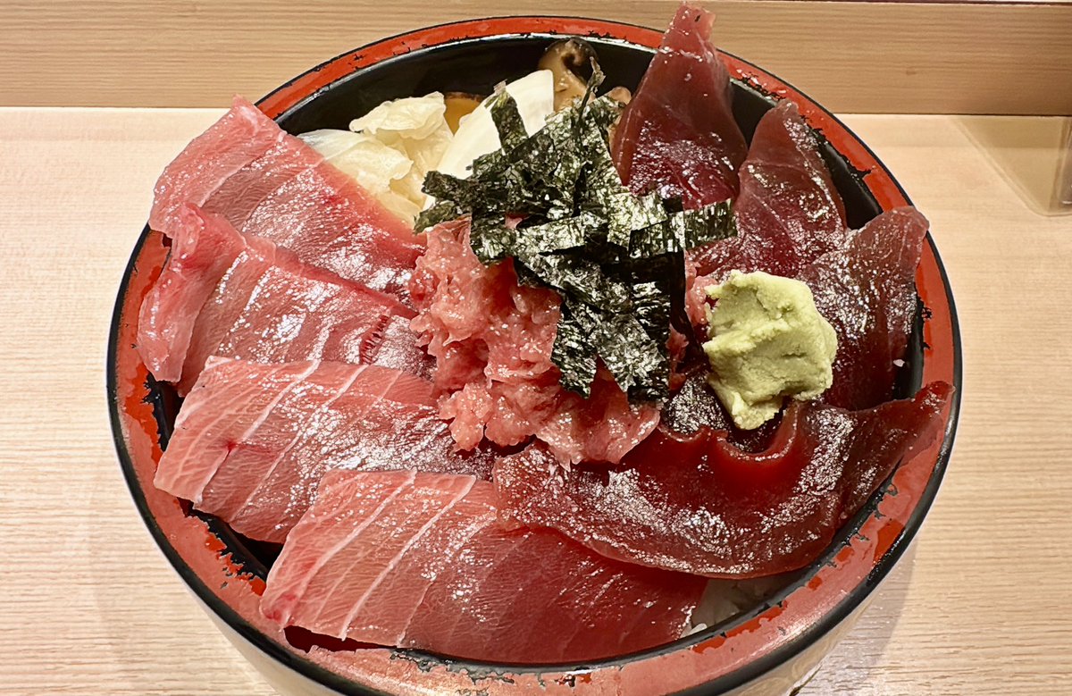 S4649sho's tweet photo. お寿司屋さんでランチ！
前回も品切れで前から食べたかった数量限定の中トロ赤身丼！
やばい美味しい！
特に真ん中にのってる中落ち？がうますぎ！
ちょっと高いですけど、品切れになる理由がわかりました！

それにしても最近まじでいいことない...
イラつく日々😫 https://t.co/sUipg6Zln0
