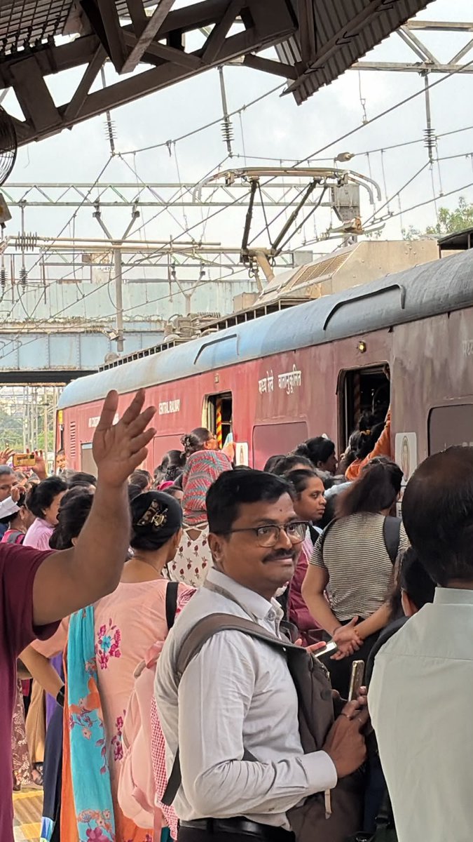 MukundBParekh's tweet photo. @GM_CRly @drmmumbaicr @AshwiniVaishnaw 8.59 Dombivli CST FAST  AC local ppl are unable to get in..pls increase the AC locals pls look at conditions. Pls https://t.co/aS7ZY5hW0H
