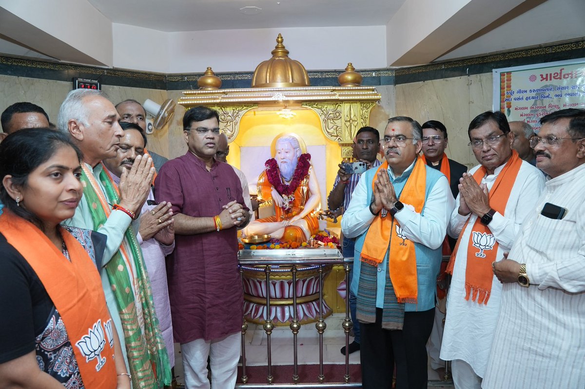 BJP4Gujarat's tweet photo. પ્રદેશ પ્રભારી શ્રી @tarunchughbjp જીએ ગઈકાલે સાંજે ગાંધીનગર મહાનગરના સેક્ટર-6 સ્થિત સંત શિરોમણિ શ્રી રવિદાસજીના મંદિરે દર્શન-પૂજન કરી પૂજ્ય સંત રવિદાસજીના આશીર્વાદ પ્રાપ્ત કર્યા.

આ પ્રસંગે પ્રદેશ સંગઠન મહામંત્રી શ્રી @ratnakar273 જી, પ્રદેશ મહામંત્રી શ્રી @AjayMember સહિત પદાધિકારીઓ અને કાર્યકર્તાઓ ઉપસ્થિત રહ્યાં.