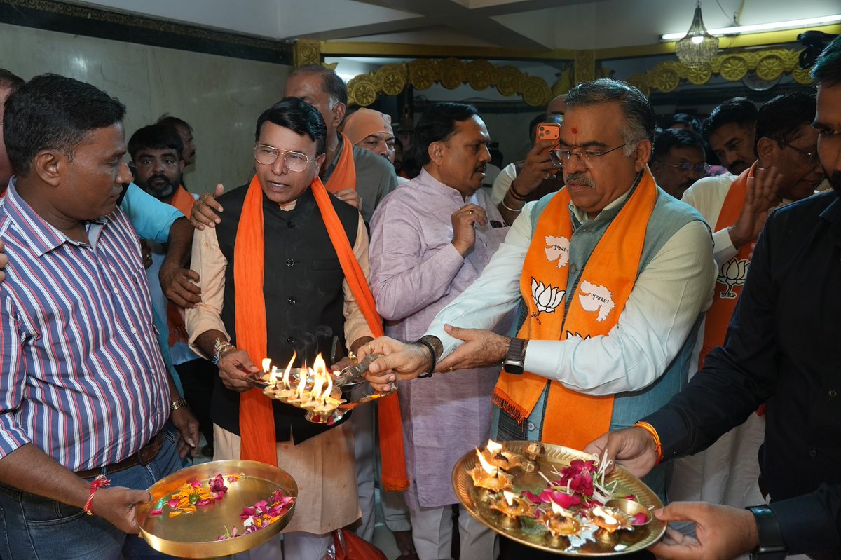 BJP4Gujarat's tweet photo. પ્રદેશ પ્રભારી શ્રી @tarunchughbjp જીએ ગઈકાલે સાંજે ગાંધીનગર મહાનગરના સેક્ટર-6 સ્થિત સંત શિરોમણિ શ્રી રવિદાસજીના મંદિરે દર્શન-પૂજન કરી પૂજ્ય સંત રવિદાસજીના આશીર્વાદ પ્રાપ્ત કર્યા.

આ પ્રસંગે પ્રદેશ સંગઠન મહામંત્રી શ્રી @ratnakar273 જી, પ્રદેશ મહામંત્રી શ્રી @AjayMember સહિત પદાધિકારીઓ અને કાર્યકર્તાઓ ઉપસ્થિત રહ્યાં.
