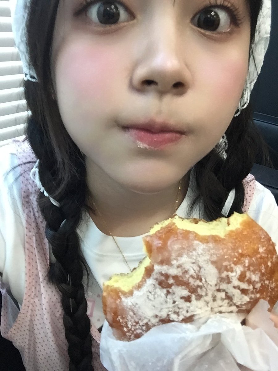 juunzxvyn's tweet photo. dek pelan2 ya makan donat nya, belepotan gitu🥹 #carmen https://t.co/fqiJIzSoXS