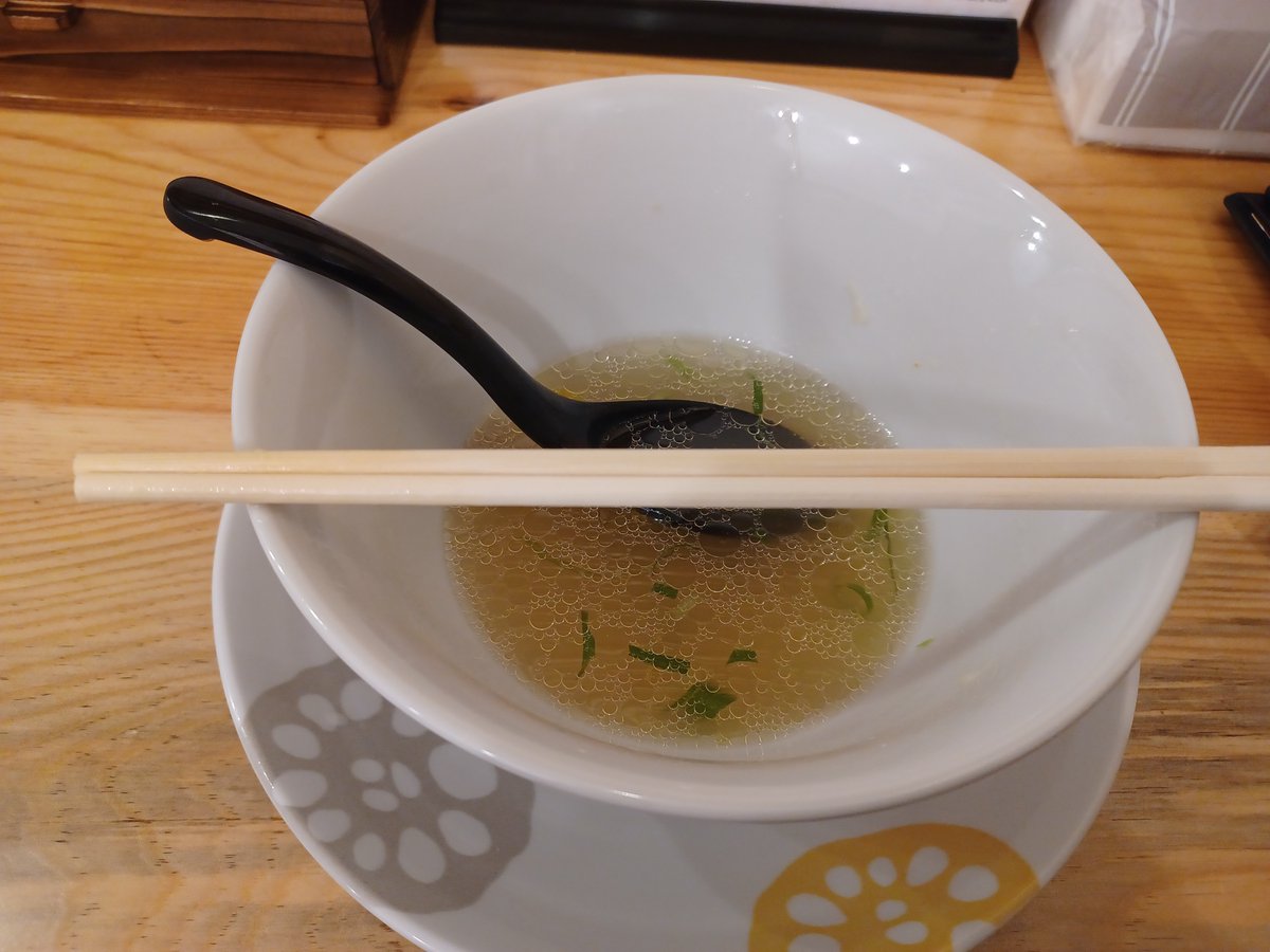 iko4423's tweet photo. #麒麟児佐久店　今日は1周年記念イベント。お客さんも気合いが入って11時到着時待ちが20数名待ち。水曜日なので焼き肉屋さんの駐車場も解放。久しぶりに塩。少し何時もより麺硬め、塩も塩分高目？
ご馳走様でした。また、伺います。
周年おめでとう🎊ございます。😋😋😍
😛😜😝🤪 https://t.co/Pm4KCGEFaE
