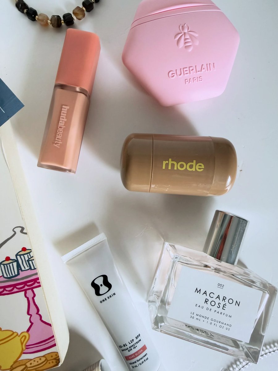 GenaroSeu's tweet photo. Sunday afternoon. I finished all my work this morning, so I’m spending the afternoon relaxing and reading my book. Eye mask, jewellery, fragrance, makeup, Rhode, One Skin, Huda, Maybelline, mascara, Guerlain. https://t.co/Csn5OtkBKl