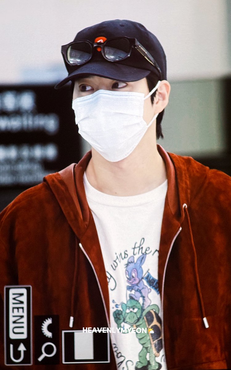 HeavenlyMyeon's tweet photo. 260909 HKG

Safe flight 👋🏻 

#수호 #SUHO #준면 #金俊勉 #スホ 
#EXO @weareoneEXO https://t.co/H5K0gXwG5K