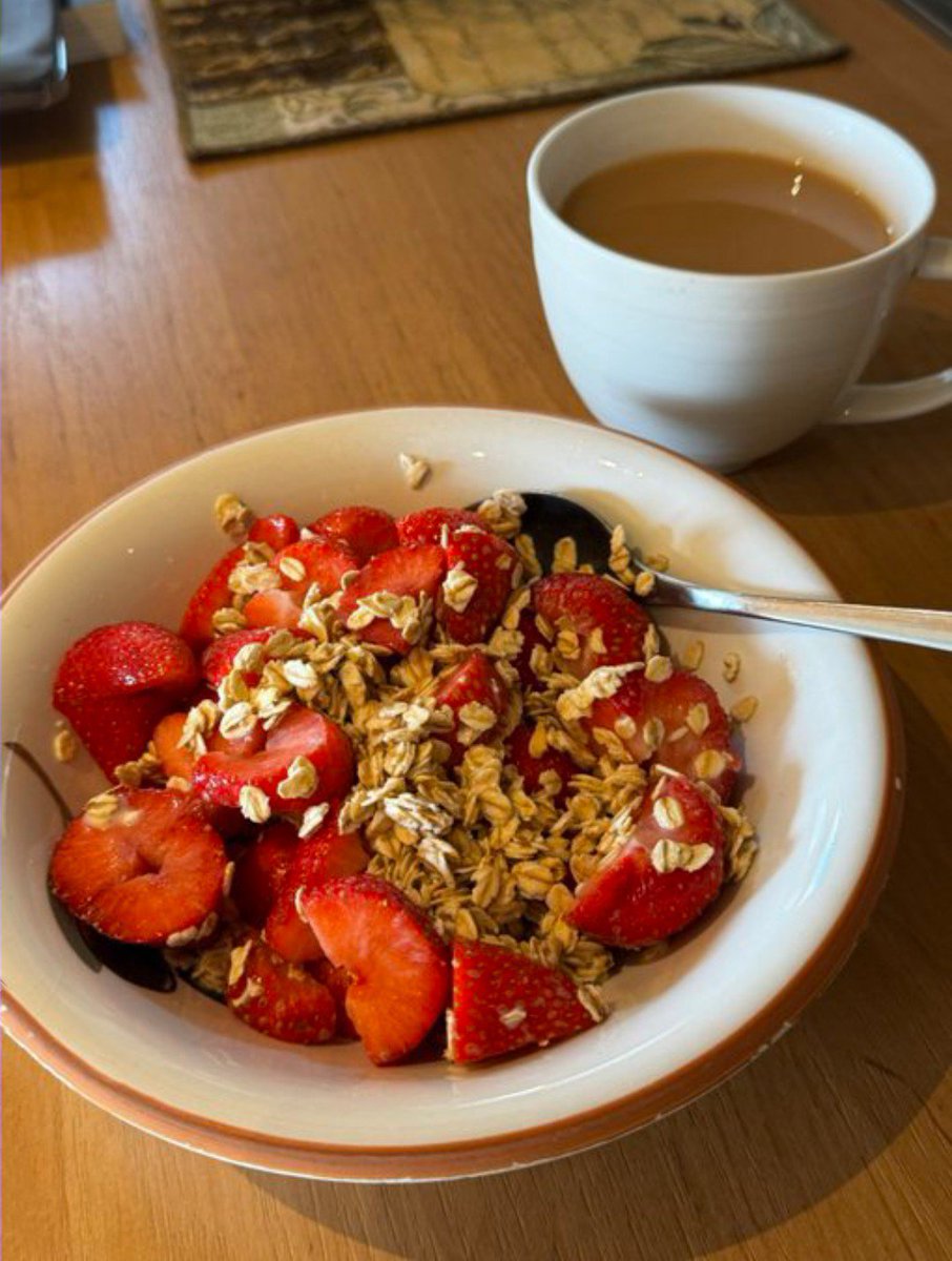 owe53187's tweet photo. Cheers to breakfast 🥣
Cereal x strawberries x coffee 😋
#breakfsst #foodie https://t.co/LvVftQ3dmy