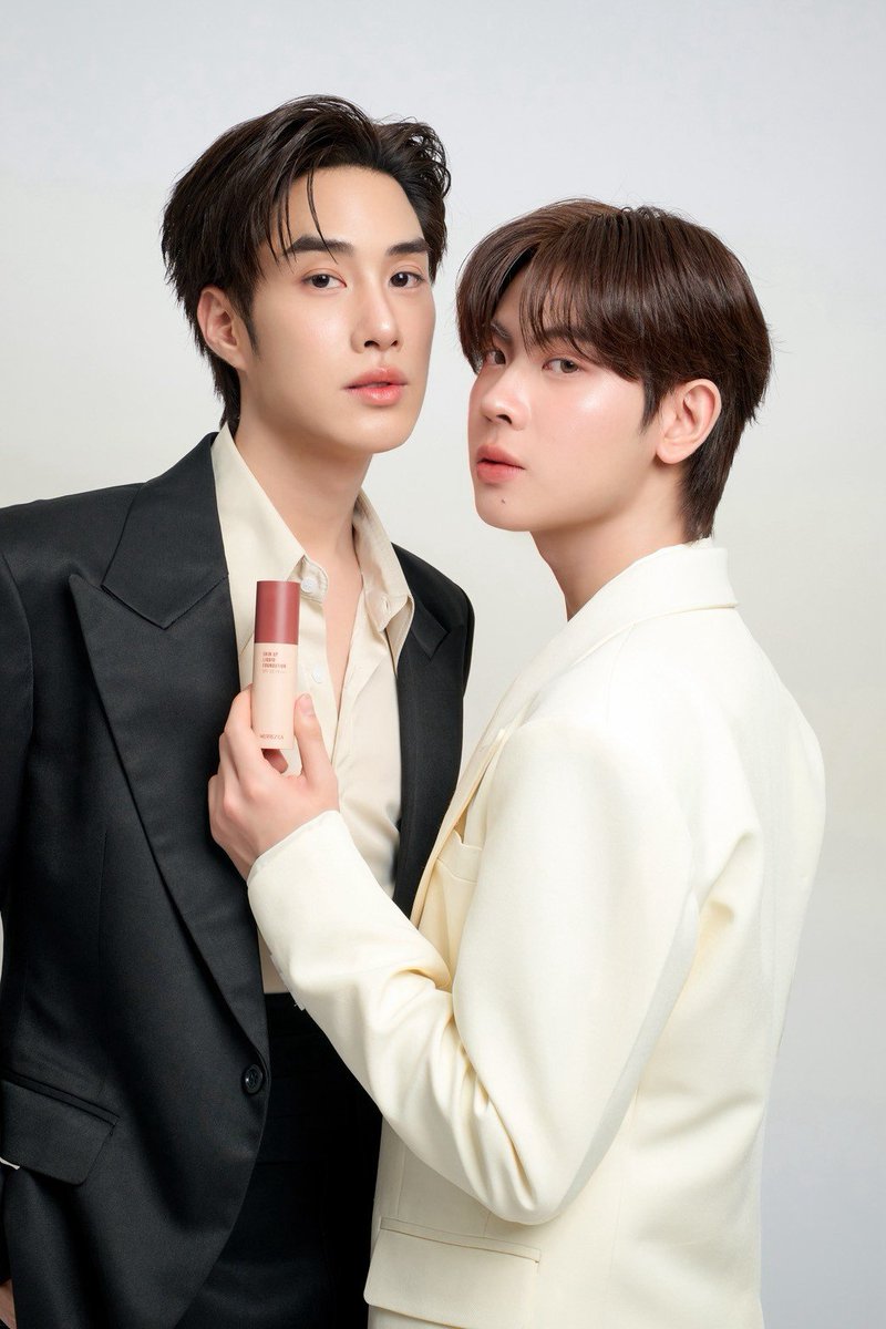 Hello_asian's tweet photo. ความปังบังเกิด !!! 
“เติ้ล–เฟิร์สวัน” ขึ้นแท่นพรีเซนเตอร์คู่แรกของ Merrez’ca ถ่ายทอดแนวคิด “Find Your Base, Define Your Beauty” ผ่าน Skin Up Liquid Foundation

#Merrezca #TleFirstone
#MerrezcaSkinup
#SkinUpLiquidFoundationxTleFirstone 

Merrez’ca เปิดตัว “เติ้ล–เฟ���ร์สวัน” ในฐานะพรีเซนเตอร์คู่แรกของแบรนด์อย่างเป็นทางการ พร้อมร่วมถ่ายทอดแนวคิด “Find Your Base, Define Your Beauty” ผ่าน Skin Up Liquid Foundation หนึ่งใน Hero Product กลุ่มงานผิวของ Merrez’ca

การเลือก “เติ้ล–เฟิร์สวัน” มารับหน้าที่พรีเซนเตอร์ครั้งนี้ มาจากตัวตนและเสน่ห์ที่แตกต่างแต่เติมเต็มกันได้ ทั้งความเป็นธรรมชาติ ความมั่นใจ และความกล้าที่จะเป็นตัวเอง ซึ่งสอดคล้องกับแนวคิดหลักของแคมเปญ

“Find Your Base” คือ���ารค้นหา Base ที่ใช่สำหรับตัวเอง ไม่ว่าจะเป็นเฉดสี โทนผิว ฟินิช หรือความรู้สึกมั่นใจเมื่อได้ใช้ผลิตภัณฑ์งานผิวที่เหมาะกับตัวเอง เพราะสำหรับ Merrez’ca รองพื้นไม่ใช่เพียงจุดเริ่มต้นของการแต่งหน้า แต่เป็นพื้นฐานสำคัญของทุกลุคและทุกความมั่นใจ

ขณะที่ “Define Your Beauty” คือการต่อยอดจาก Base ที่ใช่ ไปสู่การนิยามความสวยในแบบของตัวเอง เพราะความสวยไม่จำเป็นต้องมีเพียงรูปแบบเดียว และทุกคนสามารถเลือก Beauty ที่สะท้อนตัวตนของตัวเองได้

เตรียมพบกับบทบาทใหม่ของ “เติ้ล–เฟิร์สวัน” และเ��ื่องราวของ Skin Up Liquid Foundation ภายใต้แคมเปญ “Find Your Base, Define Your Beauty” ผ่านภาพยนตร์โฆษณา คอนเทนต์พิเศษ และกิจกรรมจาก Merrez’ca ที่จะทยอยเปิดเผยต่อไป