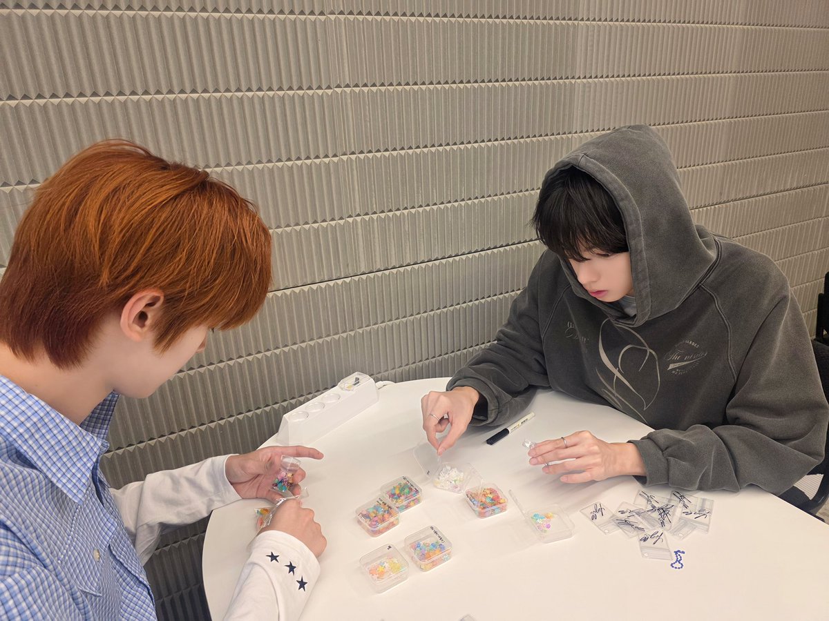 soundwave_korea's tweet photo. #FLAREU #플레어유
1st Mini Album  #YOUTH_ERROR
LUCKY DRAW EVENT 마감일 안내

🐢 해당 이벤트는 추첨을 통해 플레어 유가 만든 
친필 사인 행운 거북이 파우치 키링을 랜덤 증정드립니다.🐢

🎁 앨범 1장 구매 시
미공개 포토카드 머리부터 발끝까지 사랑스러워~ ver. / 아 깜자기야 ver. 랜덤 증정

🎁 앨범 4장 구매 시
미공개 유닛 포토카드 꼭 붙어 다녀 ver. 1종 추가 증정

🔔 이벤트 마감 D-DAY 🔔

🌊 https://t.co/9uwf6rJJEm

#최립우 #CHUEILIYU
#강우진 #KANGWOOJIN