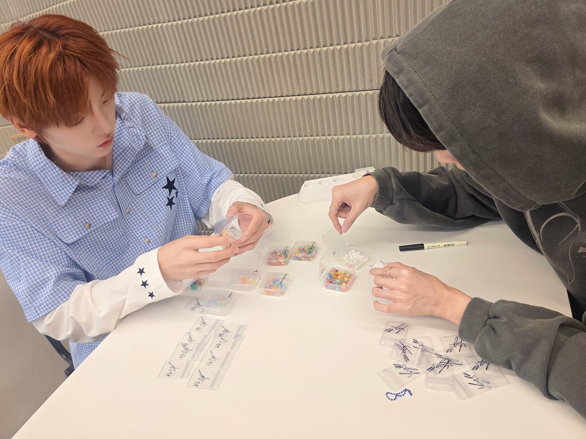 soundwave_korea's tweet photo. #FLAREU #플레어유
1st Mini Album  #YOUTH_ERROR
LUCKY DRAW EVENT 마감일 안내

🐢 해당 이벤트는 추첨을 통해 플레어 유가 만든 
친필 사인 행운 거북이 파우치 키링을 랜덤 증정드립니다.🐢

🎁 앨범 1장 구매 시
미공개 포토카드 머리부터 발끝까지 사랑스러워~ ver. / 아 깜자기야 ver. 랜덤 증정

🎁 앨범 4장 구매 시
미공개 유닛 포토카드 꼭 붙어 다녀 ver. 1종 추가 증정

🔔 이벤트 마감 D-DAY 🔔

🌊 https://t.co/9uwf6rJJEm

#최립우 #CHUEILIYU
#강우진 #KANGWOOJIN